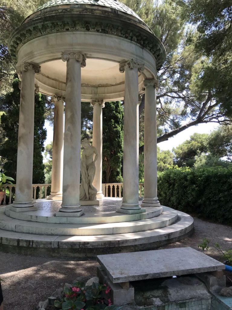 Monument présent près de la villa ephrussi