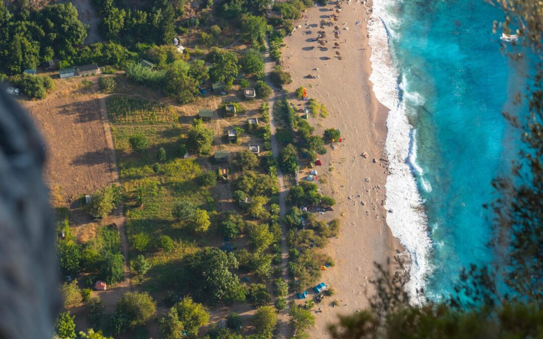 Comparatif des meilleures plateformes pour dénicher des bons plans de voyage